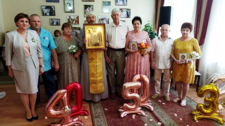 8 июля 2023 года в День семьи, любви и верности в ЗАГСе Ленинского района чествовали супружеские пары