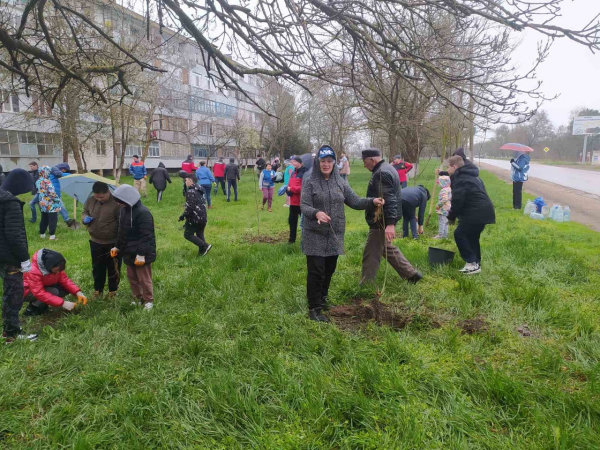 Представители старшего поколения "Серебряные" волонтеры Центра социального обслуживания приняли участие в экологической акции &laquo;Посади свое дерево жизни
