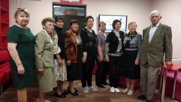 Сотрудники Ленинской Центральной районной модельной библиотеки провели для &laquo;серебряных&raquo; волонтеров Центра социального обслуживания музыкально-поэтическое ассорти &laquo;Под семейным зонтиком&raquo;