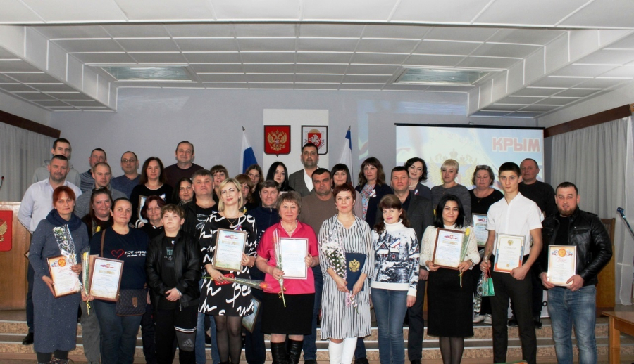 &laquo;Серебряные&raquo; волонтеры и коллектив ГБУ РК &laquo;Центр социального обслуживания граждан пожилого возраста и инвалидов Ленинского района&raquo; поздравляет крымчан с Днем воссоединения Крыма с Россией!