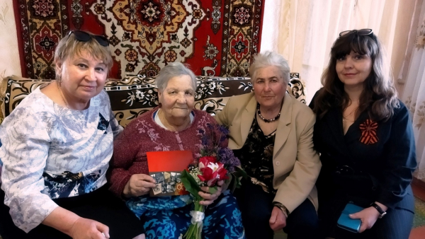 &laquo;Серебряные&raquo; волонтеры и сотрудники Центра социального обслуживания посетили на дому подопечных Центра ветеранов Великой Отечественной войны