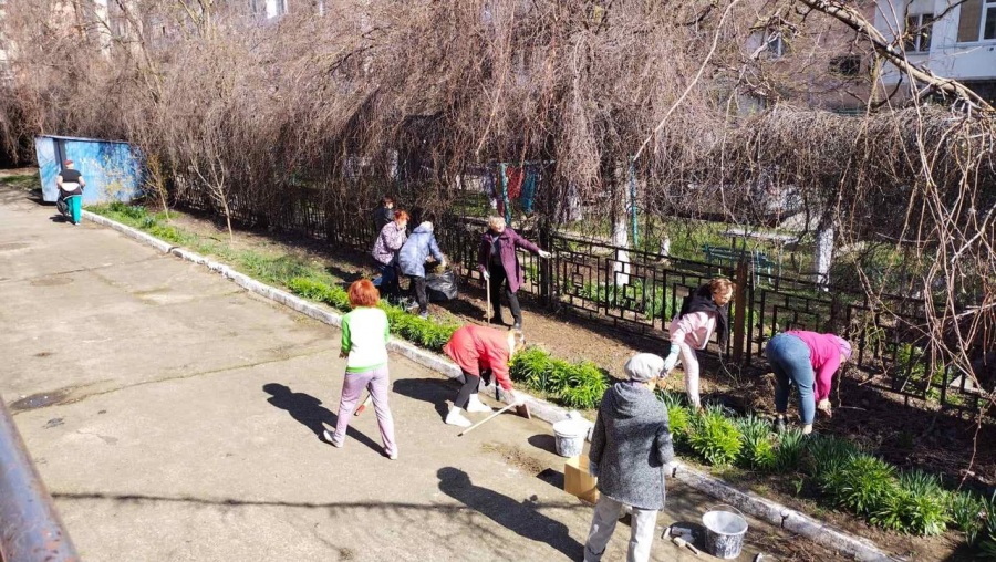 03 апреля 2023 года &laquo;серебряные&raquo; волонтеры Центра социального обслуживания провели субботник на территории здания &laquo;Сказка&raquo; города Щелкино